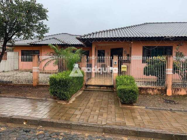 Casa Térrea à venda - com 3 quartos (1 suíte), 3 banheiros, Piscina e 249,62m² de área útil no Bair