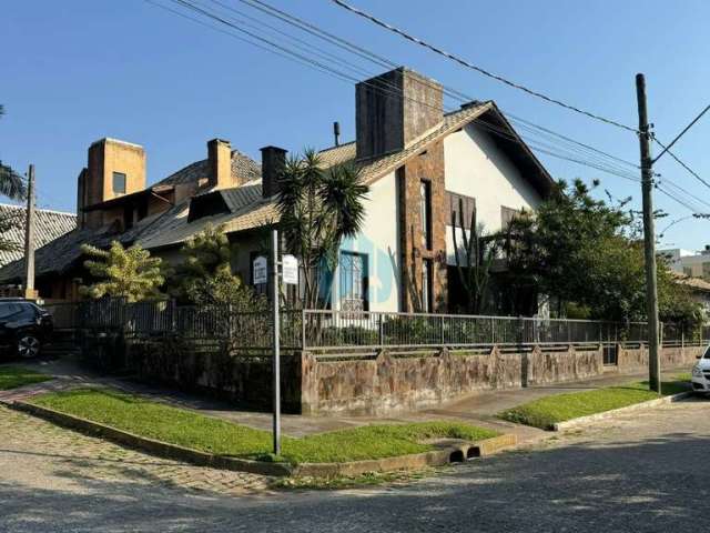 Linda Casa Localizada no Loteamento Panorâmico, no Centro de Garopaba!