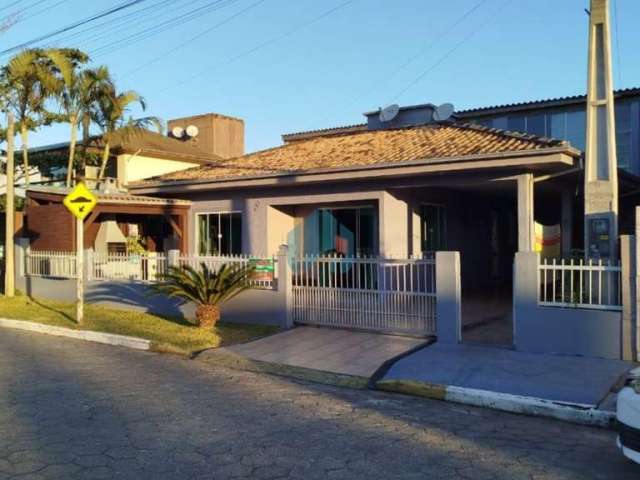 Três Casas em Terreno, Localizadas no Centro de Garopaba, a 1 km da Praia Central!