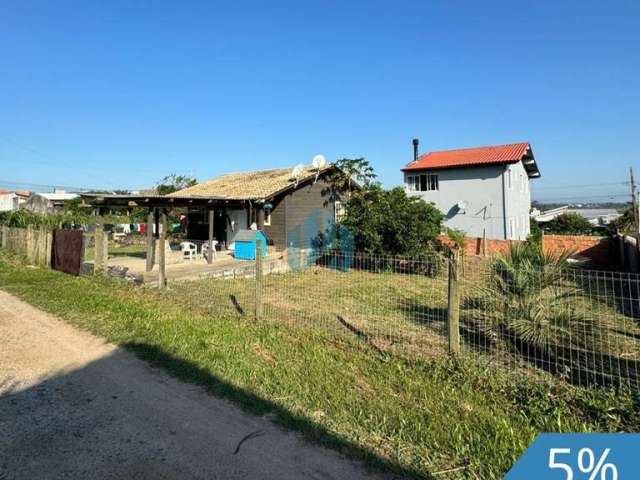 Casa em Amplo Pátio Localizada no Bairro Ambrósio, em Garopaba!