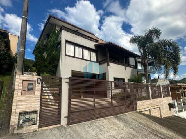 Bela Casa Localizada no Loteamento Jardim Panorâmico, no Centro de Garopaba!