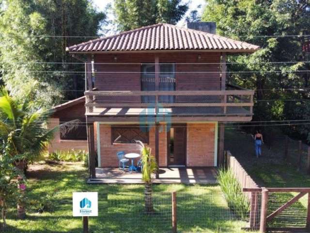 Bela Casa em Condomínio Fechado em Frente à Surfland, na Praia do Rosa!