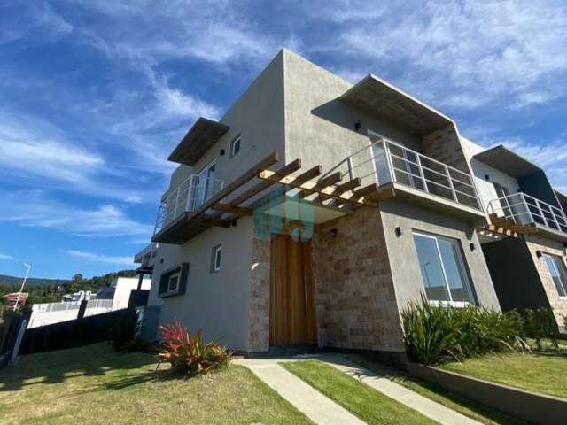 Linda Casa Nova Localizada no Loteamento Longarone, bairro Ferraz, em Garopaba!