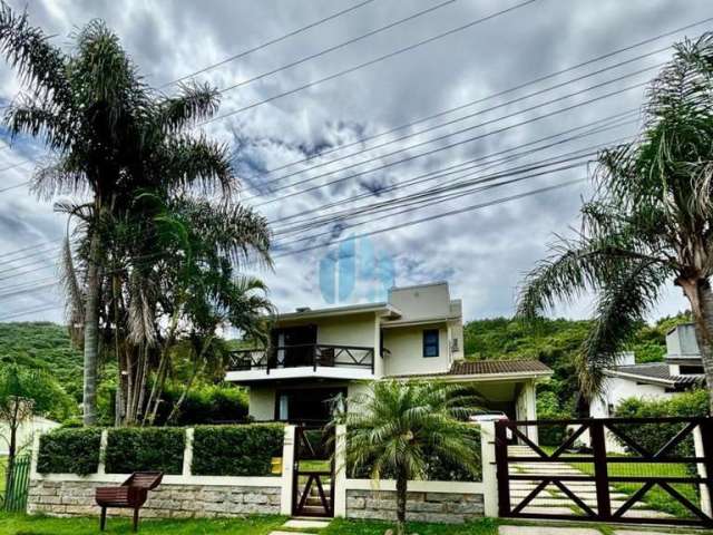 Linda Casa Localizada no Loteamento Panorâmico, no Centro de Garopaba!