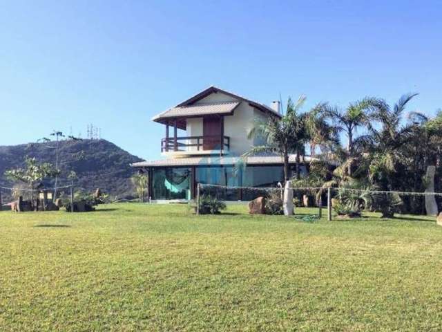 Linda Casa Próxima às Dunas do Siriú, Localizada no Bairro Areias de Macacu, em Garopaba!