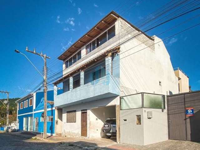 Casa no Centro Histórico, a Apenas 200 m da Praia Central de Garopaba!