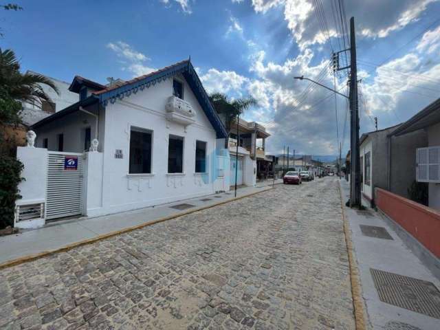 Bela Casa no Centro de Garopaba, a Poucos Metros da Praia Central, Terraço com Vista p/ Mar e Igreja Matriz!