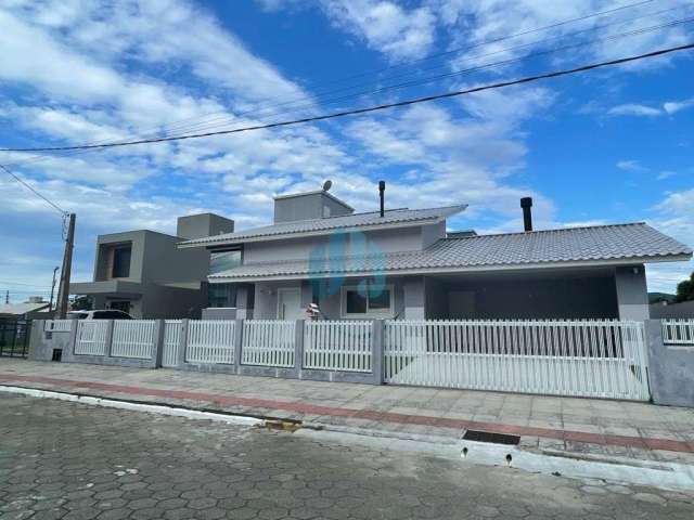 Linda Casa Nova Localizada no Loteamento Pedra Branca, em Garopaba!