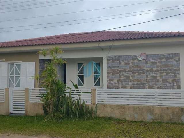 Casa com Amplo Pátio, Bairro Areias de Palhocinha, em Garopaba, a 5 km do Centro e 10 Minutos da Praia da Barra!