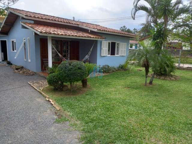 Linda Casa em Amplo Terreno com Excelente Aproveitamento da Área, Bairro Ambrósio, em Garopaba!