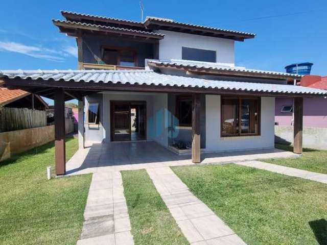 Bela Casa Localizada no Bairro Areias de Palhocinha, em Garopaba!