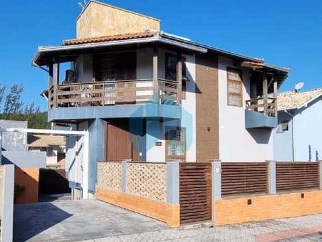 Bela Casa Localizada Entre as Praias do Silveira e Central, Loteamento Panorâmico, no Centro de Garopaba!