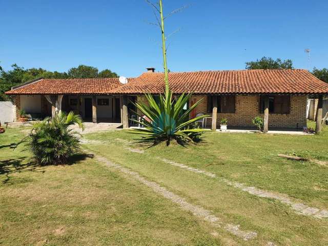 Casa em Amplo Terreno Localizada no Bairro Ibiraquera, em Imbituba.