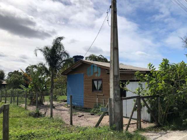 Casa em Amplo Terreno Localizada a Poucos Metros da Surfland, em Garopaba!