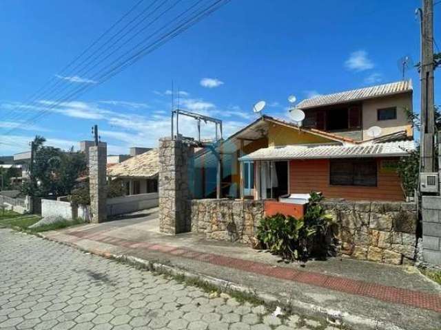 Bela Casa Localizada no Loteamento Village, Próx. do Centro e da Praia Central de Garopaba!