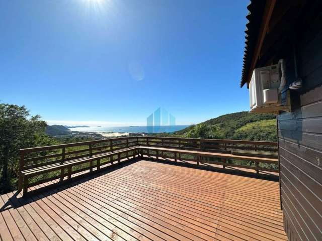 Bela Casa de Madeira com Vista Panorâmica, Localizada no Bairro Macacu, em Garopaba!