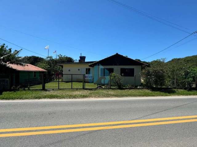 Terreno com Duas Casas, Excelente p/ Investimento, Bairro Areias de Macacu, em Garopaba!