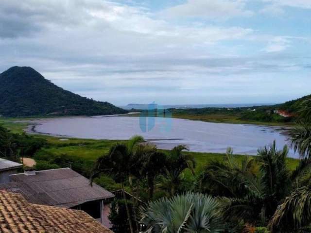 Duas Casas com Deck com Vista para Lagoa e Mar, Localizadas no Bairro Costa de Macacu, em Garopaba!