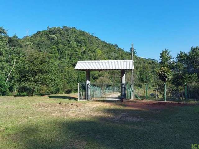 Vende lindo sitio para cabanas a poucos metros do asfalto