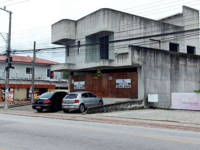 Prédio residencial e comercial de esquina a venda