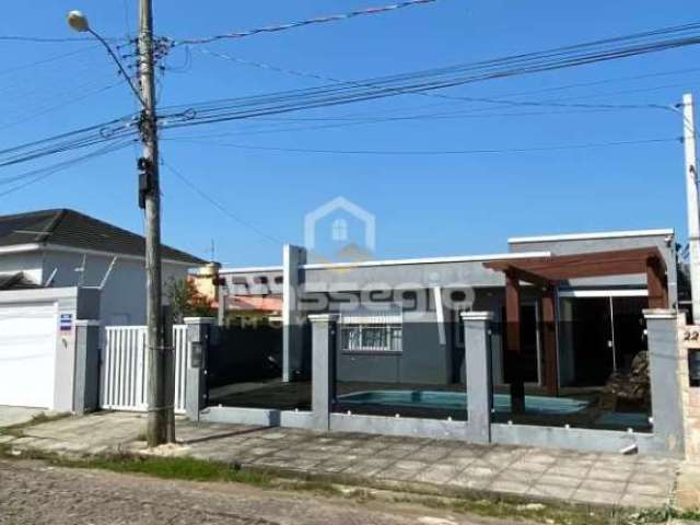 Casa com Piscina Próxima ao Mar – 3 Dormitórios (1 Suíte)