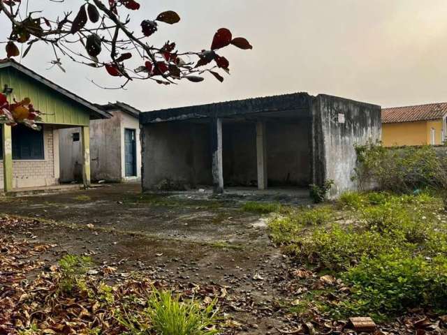 Balneário Grajaú terreno a venda com 375m² sendo 15m de frente estando a 50m do mar.