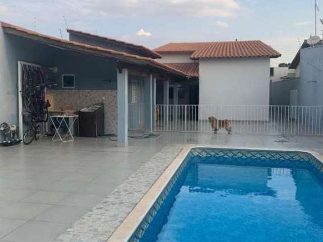 Casa para Venda em Araguari, Jóquei Clube, 3 dormitórios, 1 suíte, 3 banheiros, 6 vagas