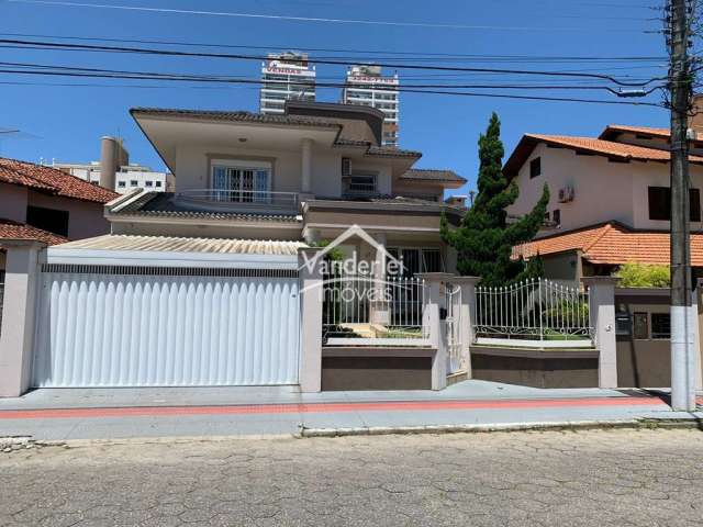 Casa Alto Padrão com 03 suítes, piscina, banheira, 4 vagas de garagem coberta e muito mais no Centro de Palhoça - SC