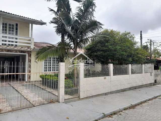 Casa de 175m² com piscina, 04 quartos, sendo 01 suíte e garagem coberta no bairro São Sebastião em Palhoça - SC