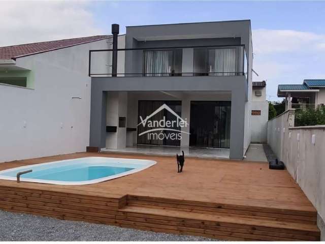 Casa Duplex a 300m da praia com 03 quartos, amplo espaço gourmet e piscina na Praia da Pinheira em Palhoça - SC