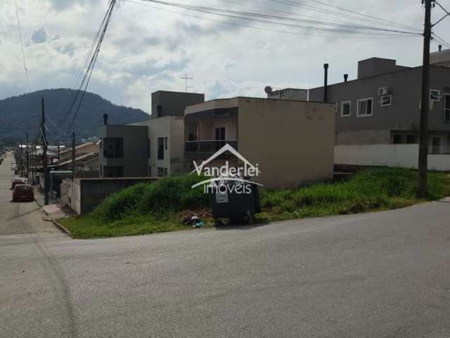 Terreno de esquina com 251m² no Bairro Tabuleiro, Bela Vista em Palhoça - SC