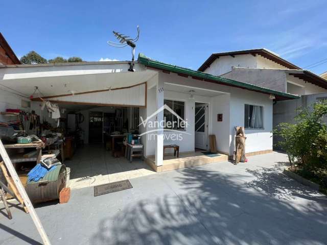 Casa em amplo terreno com 02 quartos e garagem coberta no bairro Bela Vista em Palhoça - SC