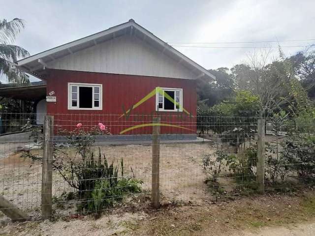 Casa de 63m² com 2 quartos e garagem coberta em amplo terreno de 500m² no Maciambu Pequeno em Palhoça - SC