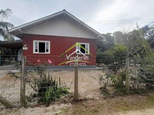 Casa de 63m² com 2 quartos e garagem coberta em amplo terreno de 500m² no Maciambu Pequeno em Palhoça - SC