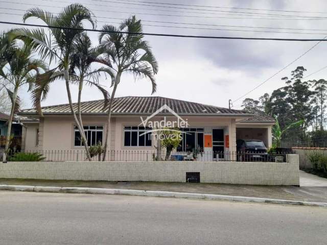 Casa na beira do Rio Cubatão 03 quartos, sendo 01 suíte no bairro Guarda do Cubatão em Palhoça - SC