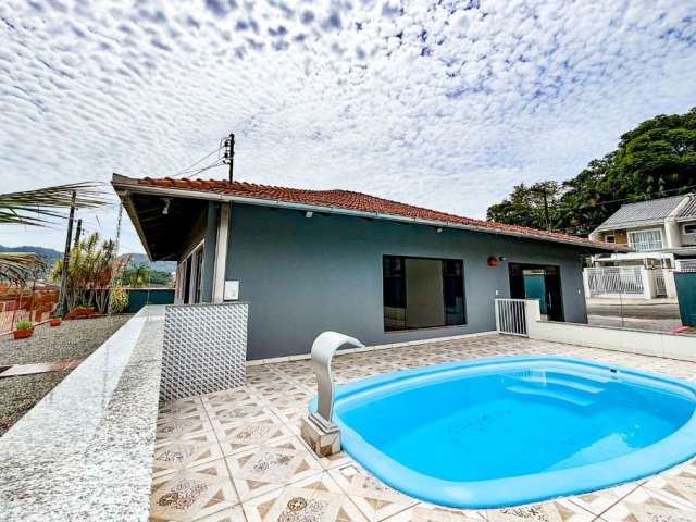 Alugo Linda Casa com Piscina, 04 Quartos - Bairro Itoupava Central