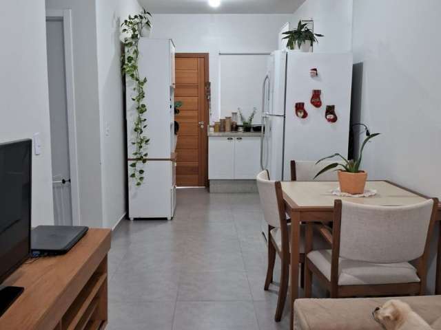 Alugo Linda Casa, com Cozinha Planejada, 02 Quartos - Cidade de Indaial