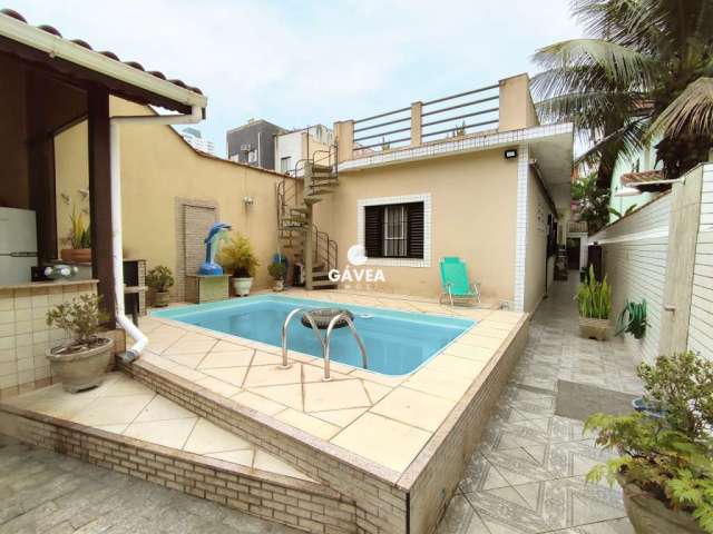 Casa com quintal, piscina de 3 quartos no Campo Grande em Santos