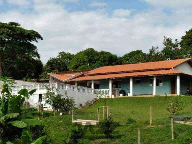 Chácara à venda no Val Paraíso, Boituva, SP, possui 3 quartos, sendo 1 suíte, sala, cozinha, edícula, churrasqueira e piscina.