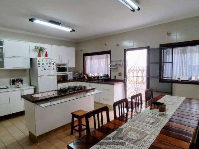 Excelente casa à venda em Cerquilho, SP, possui 4 quartos, sendo 1 suíte, sala, cozinha, lavabo, área de serviço, piscina e edícula, 2 vagas cobertas