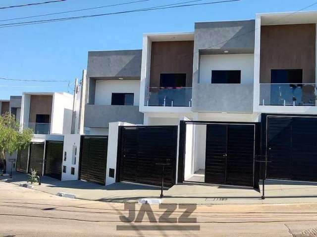 Sobrado novo, pronto para morar. Possui 2 quartos com sacada, cozinha americana planejada, lavabo, banheiro e uma vaga na garagem.