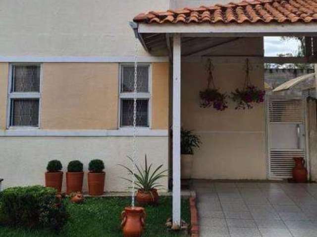 Sobrado à venda de 75m², com 2 quartos, 1 banheiro, 1 vaga de garagem e quintal, no Condomínio Vila Santa Clara