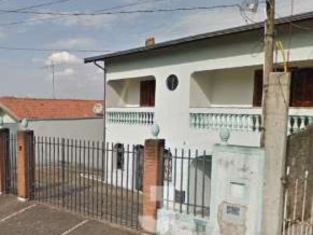 Casa no Parque Santa Bárbara em Campinas, espaçosa com quintal e 3 quartos.