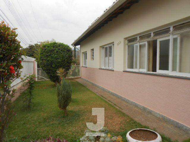 Casa com cinco quartos e terreno de 600 m² próxima do Centro de Serra Negra ótimo bairro