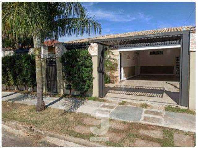 Casa com 200 m2 área útil e 302 m2 terreno - 3 dormitórios sendo 3 suítes - 5 banheiros - 4 vagas