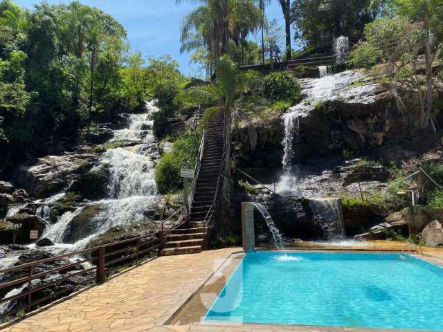 Sítio e pousada com excelente localização e cachoeira natural em Serra Negra