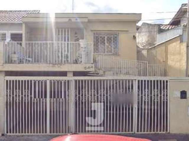 Casa com ótima localização, com 3 quartos.