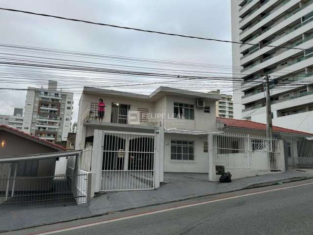 Casa com 03 dormitórios e 01 suíte em Barreiros  -  São José/SC