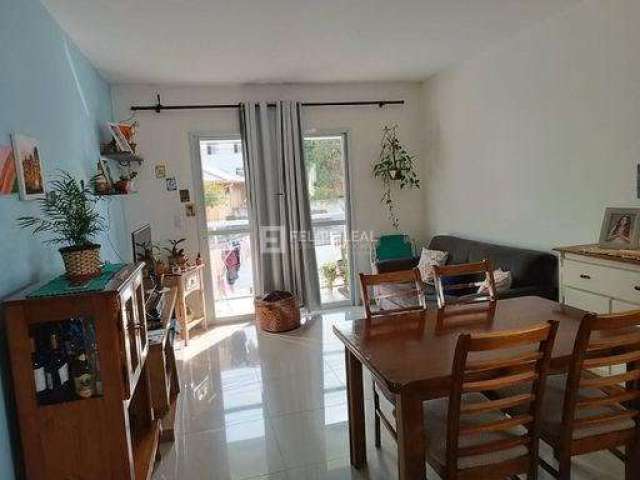 Apartamento de 02 dormitórios, cozinha planejada, sacada com churrasqueira no Bairro Pagani - Palhoça