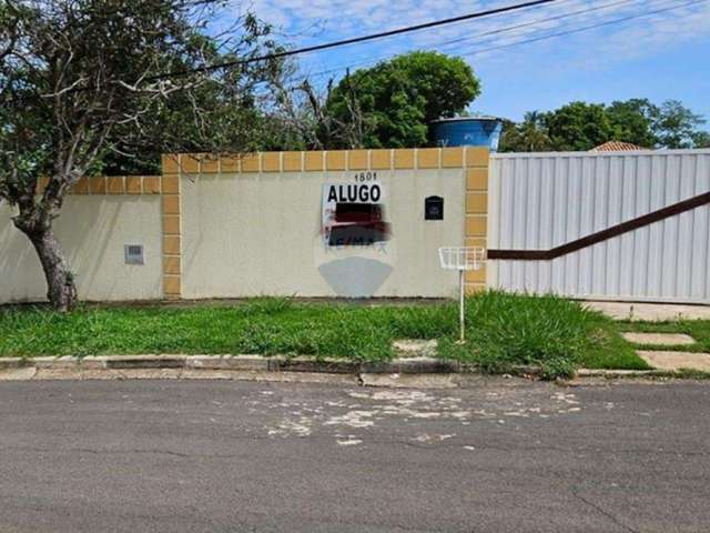 Casa Térrea para locação com excelente espaço de churrasqueira e quintal, com 3 suítes no Parque Xangrilá